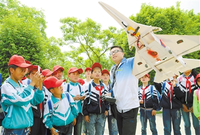 工作人员讲解飞行器飞行原理，吸引学生们认真聆听。兰州晨报记者 赵鑫远 摄